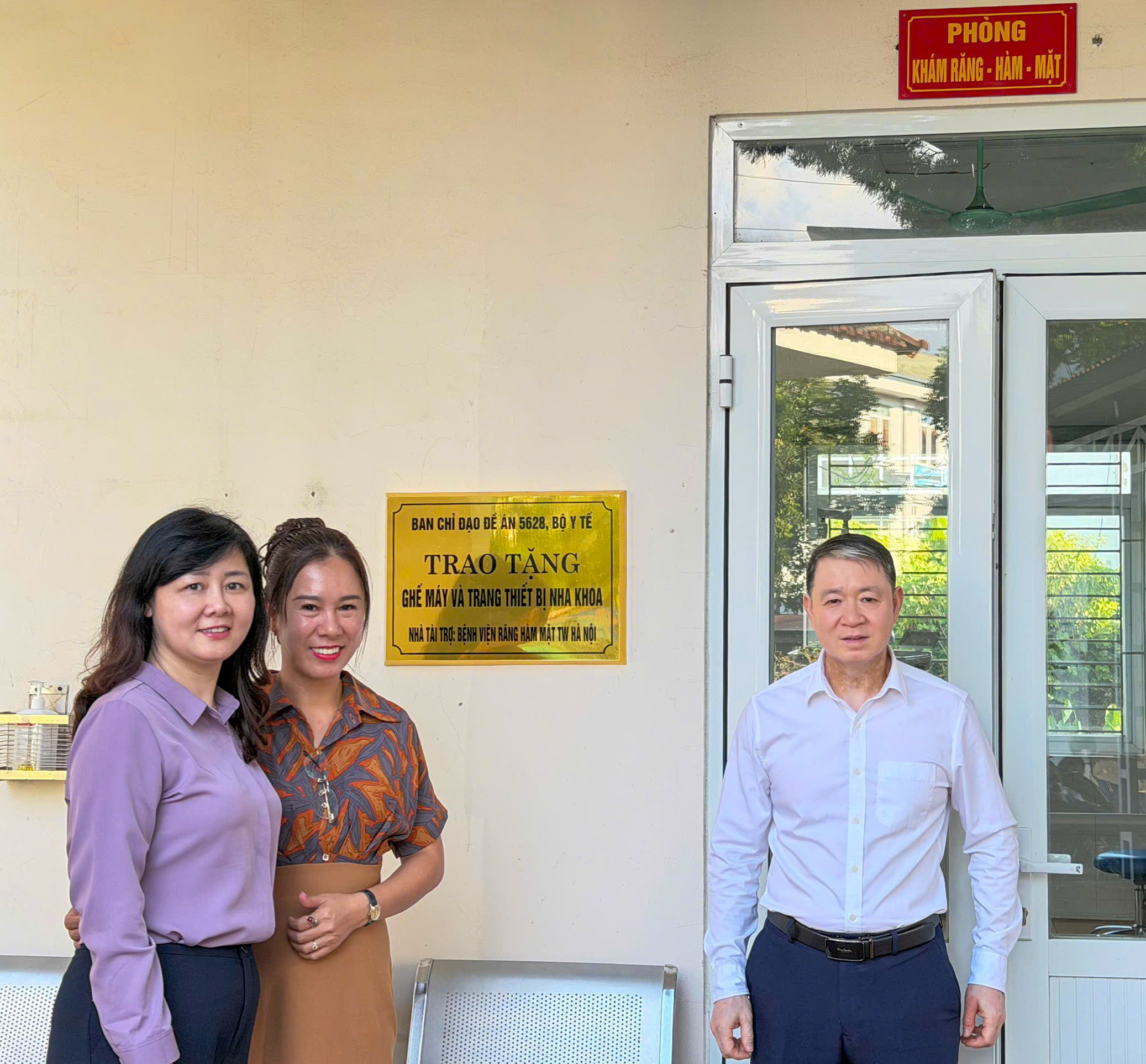 Đoàn công tác thăm Trung tâm Kiểm soát bệnh tật tỉnh Lai Châu, khảo sát phòng khám Răng Hàm Mặt – nơi sử dụng ghế nha khoa do Bệnh viện trao tặng.
